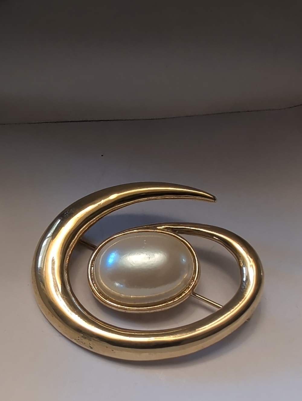 Monet Brooch Pin Oval Swirl Gold Tone Faux Pearl Vintage Elegant Classic